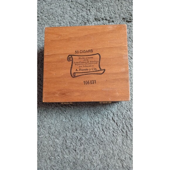 Exquisitos ARTURO FUENTE Wooden Cigar Box - Imported Dominican Republic - EMPTY - Picture 6 of 9